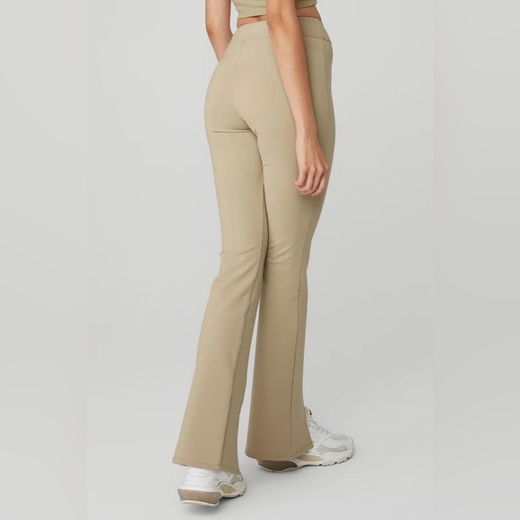 NWT Alo Yoga Airbrush High-Waist 7/8 Flutter Legging in California Sand - Picture 3 of 8